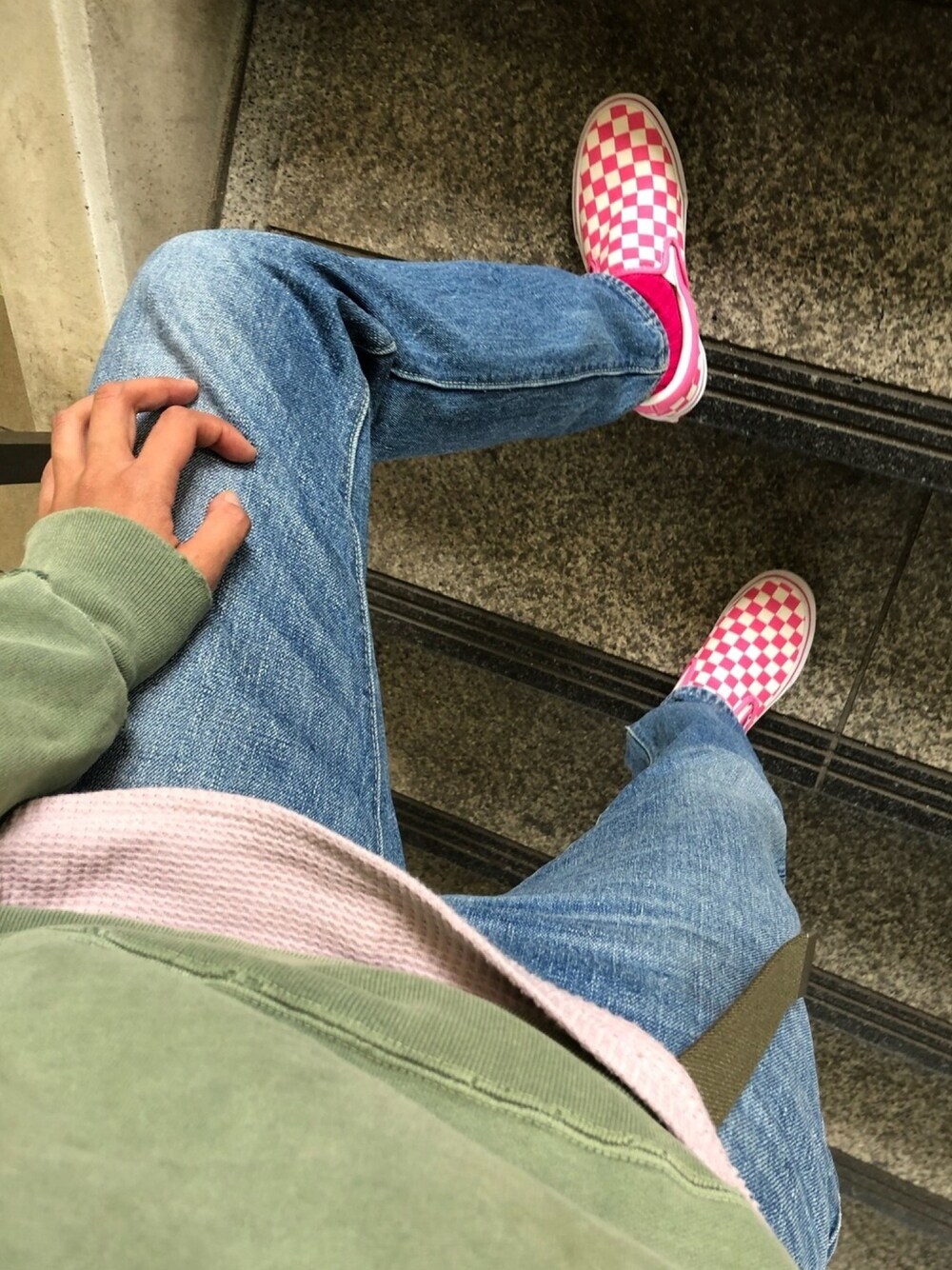 「カジュアル、しまむら、UNIQLO、VANS、プチプラミックス、orslow、グリーン、ピンク、BEAMS BOY、REMI RELIEF」｜「VANSのVANS ヴァンズ SLIP ON スリッポン V98CL CHECK 18SP PINK/CHECK（スニーカー、ピンク系）」を使った、marinosukeさん（レディース・157cm）の秋コーディネートの1枚目の写真