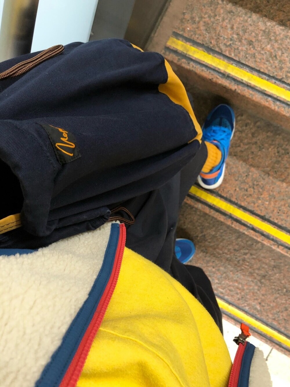 「patagonia、BEAMS BOY、NIKE、FRUIT OF THE LOOM、しまむら、アウトドアミックス、カジュアルコーデ、ナプロン、ロングスカート、ボアベスト」｜「BEAMS BOYのアイテム（バッグ、ブルー系）」を使った、marinosukeさん（レディース・157cm）の秋コーディネートの1枚目の写真