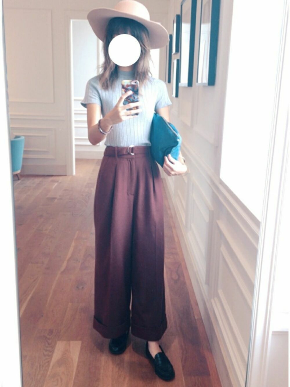 その他のその他パンツ、ブラック系のローファー、ブラウン系のアナログ腕時計を着用したレディースの秋コーディネートの1枚目の写真