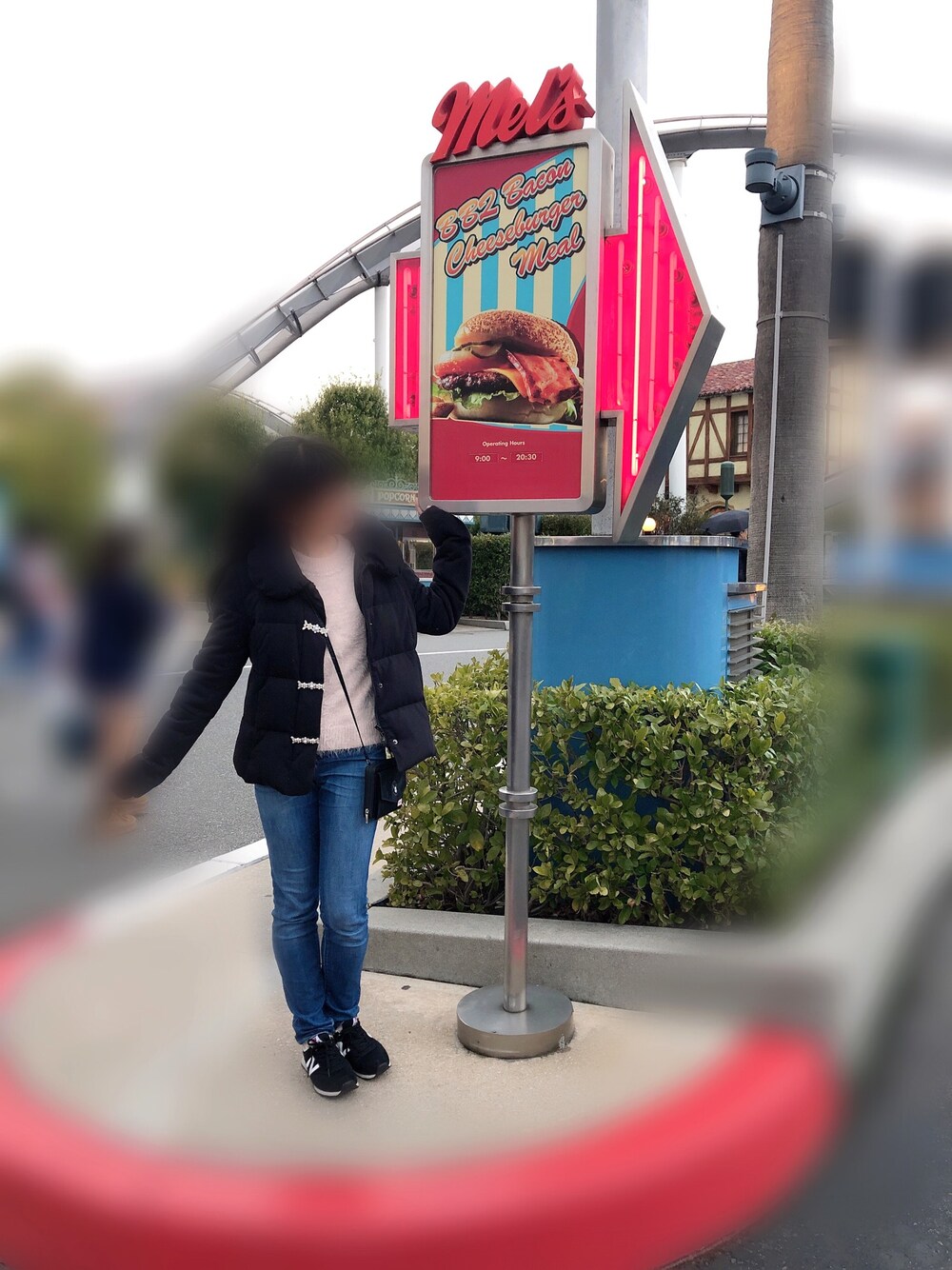 「USJ、低身長、ピンク、デニム」｜「LODISPOTTOのキラキラコンパクトカットダウン（ダウンジャケット/コート、ブラック系）」を使った、ひななんさん（レディース・151cm）の春コーディネートの1枚目の写真