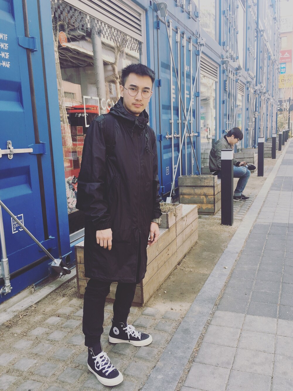 「ootd、streetstyle、korea、blue、貨櫃屋」｜「CONVERSE ALL STARのアイテム（スニーカー、ブラック系）」を使った、Shounineee🦦さん（メンズ・160cm）の春コーディネートの1枚目の写真