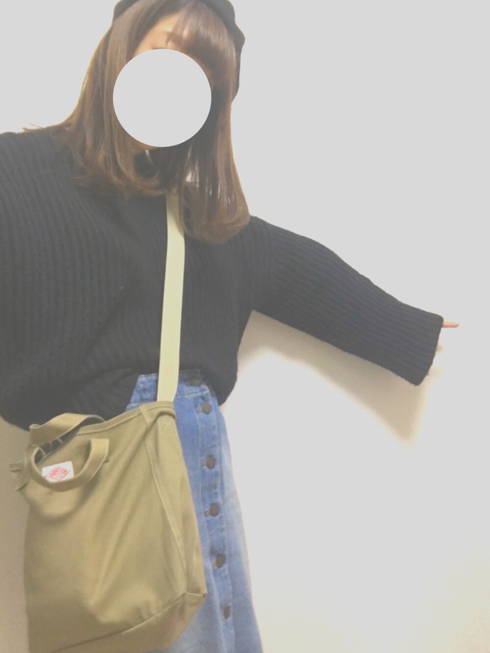 「cepo.、ベレー帽、JEANASiS、ニット、黒ニット、GU、デニムスカート、Danton、ショルダーバッグ」｜「cepoのベレーボウ（ハンチング/ベレー帽、ブラック系）」を使った、pony33さん（レディース・157cm）の秋コーディネートの1枚目の写真
