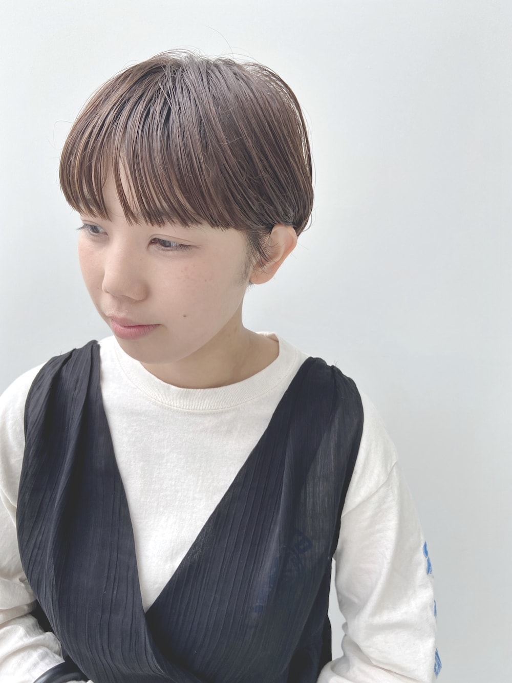 「カジュアル、モノトーン、ショートヘア、ショート女子、ショートヘアー」｜「KBFの2WAYシフォンキャミソール（キャミソール、ブラック系）」を使った、chinaさん（レディース・162cm）の春コーディネートの1枚目の写真