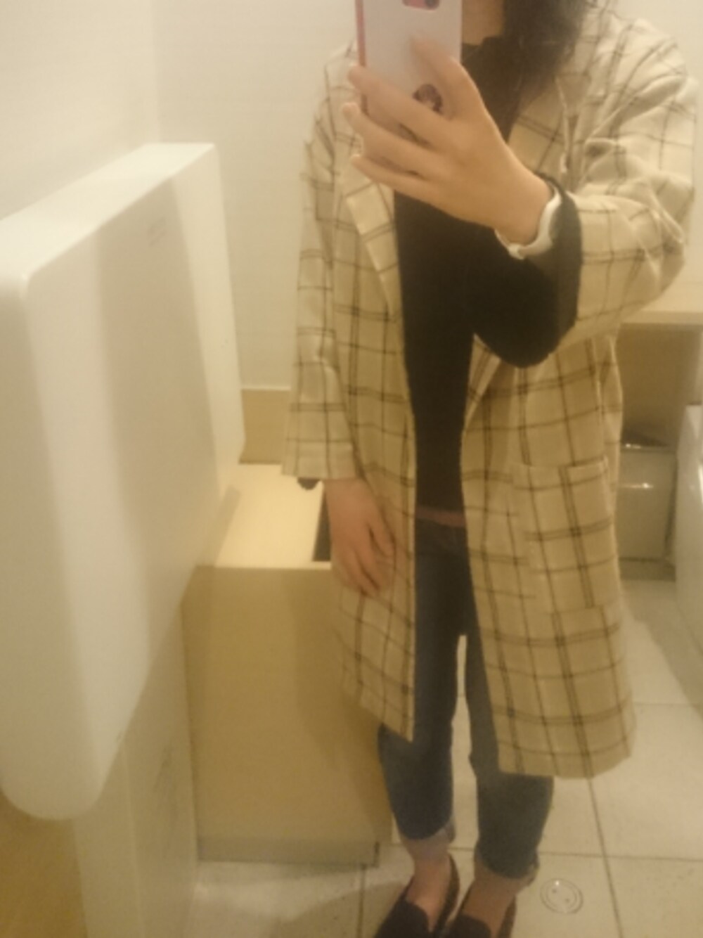 ベージュ系のその他アウター、ブラック系のTシャツ/カットソーを着用したレディースの春コーディネートの1枚目の写真