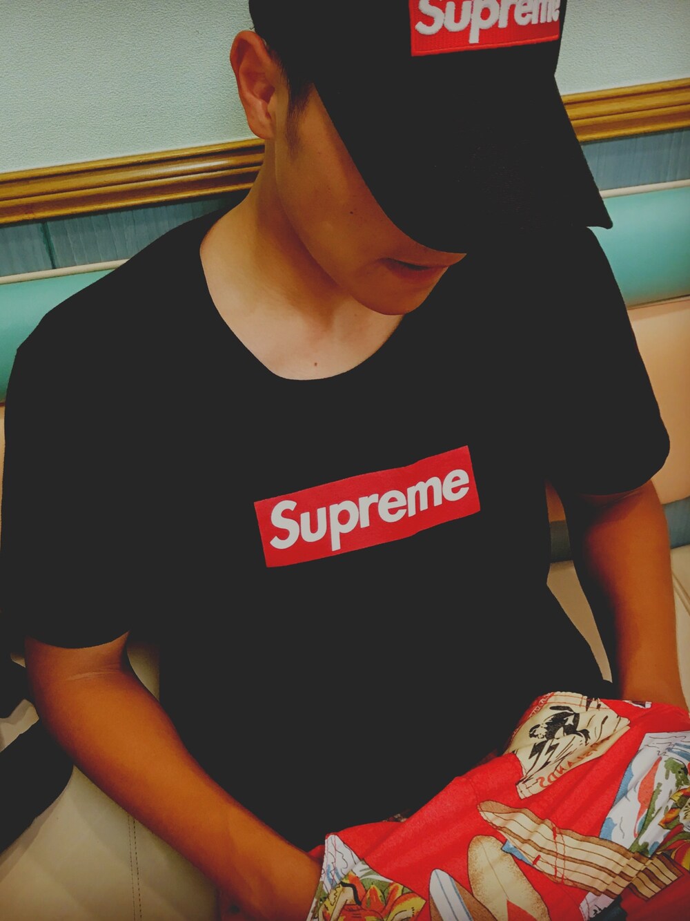 「Supreme のアイテム（Tシャツ/カットソー、ブラック系）」を使った、あーる。さん（メンズ・179cm）の冬コーディネートの1枚目の写真