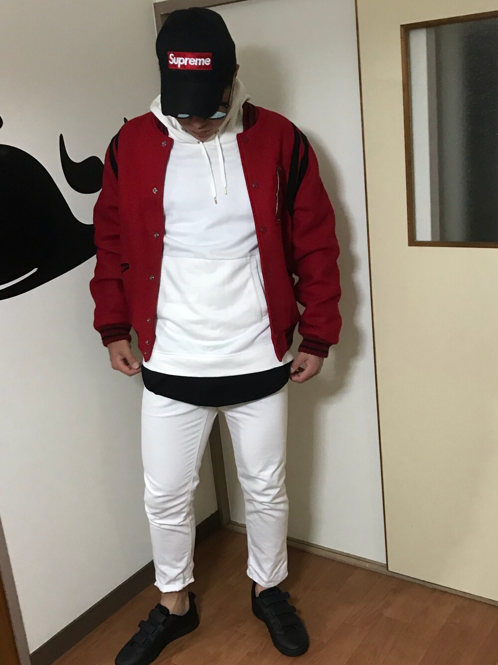 「adidasのアイテム（スニーカー、ブラック系）」を使った、あーる。さん（メンズ・179cm）の冬コーディネートの1枚目の写真