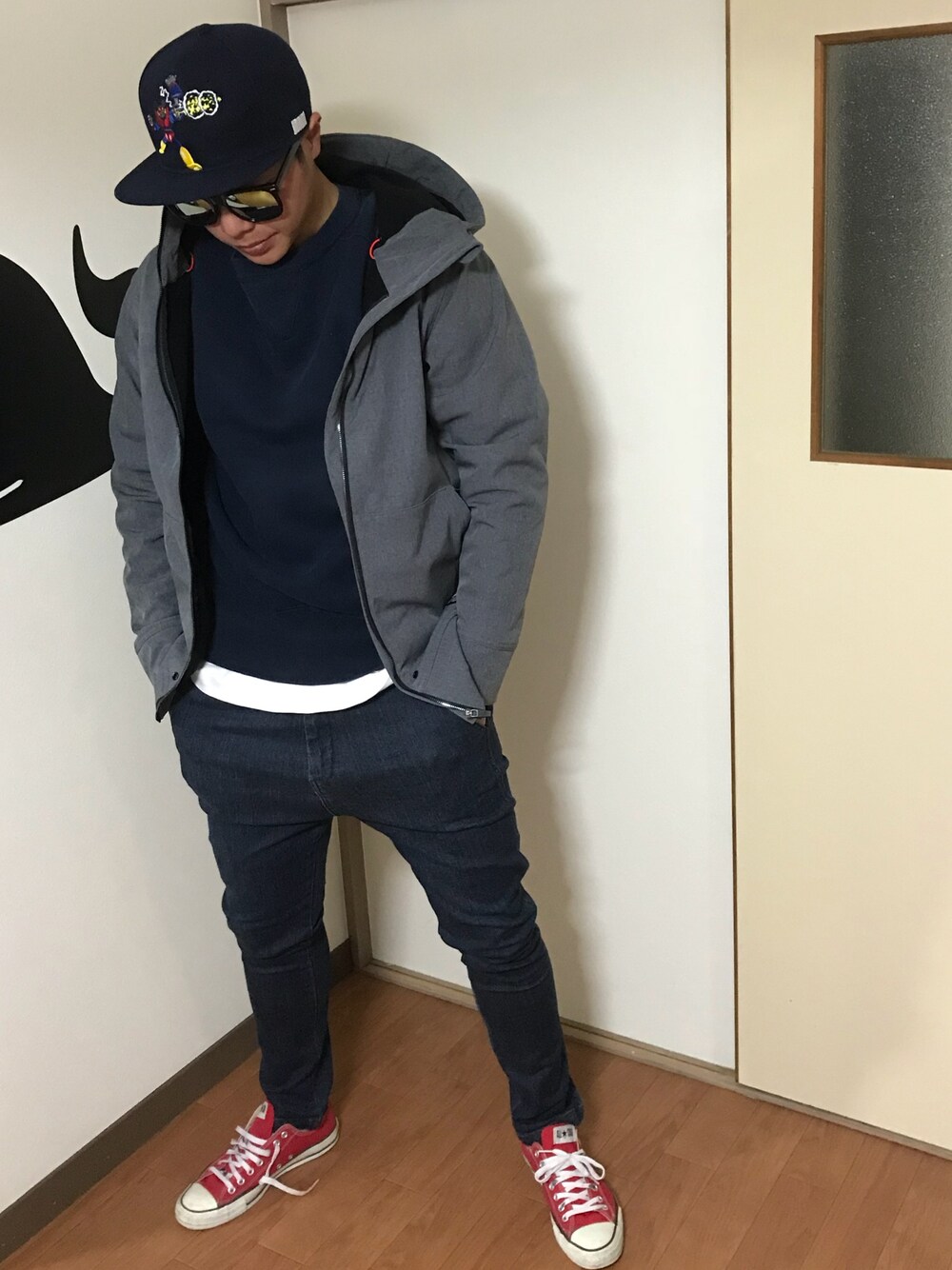 「CONVERSEのアイテム（スニーカー、レッド系）」を使った、あーる。さん（メンズ・179cm）の冬コーディネートの1枚目の写真