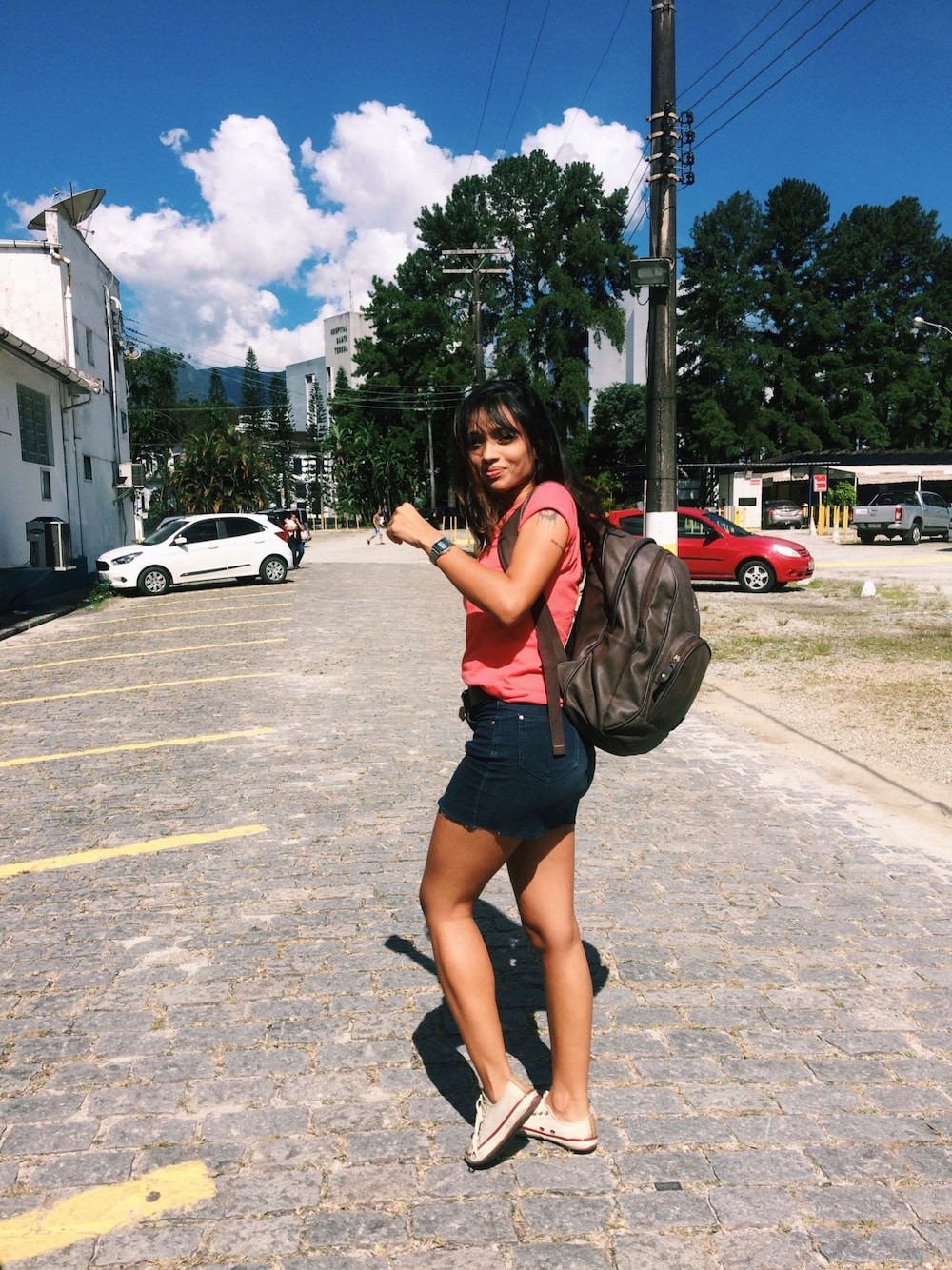 「girl、VINTAGE、skirt、Brazil、90’s、baby」｜「TACOのアイテム（バックパック/リュック、ブラウン系）」を使った、Daniella Bastosさん（レディース・163cm）の春コーディネートの1枚目の写真