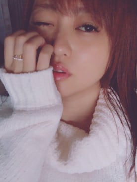 「MICOAMERI（ミコアメリ）のアイテム（トップス）」を使った、菊地亜美さん（レディース・164cm）の秋コーディネート