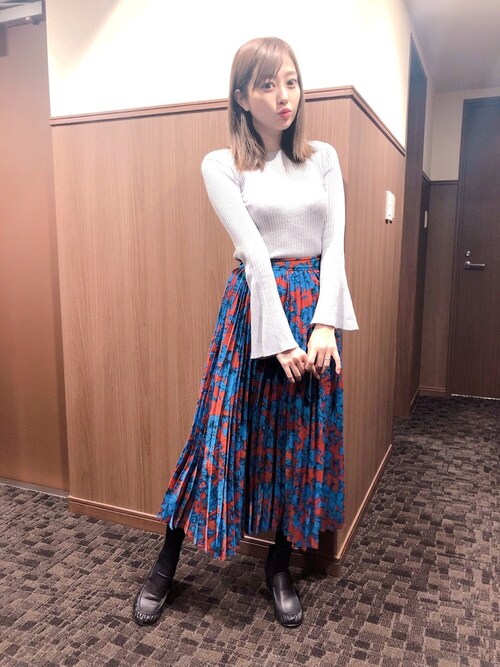 菊地亜美使用「ROYAL PARTY（バックオープンラメニットトップス）」的時尚穿搭