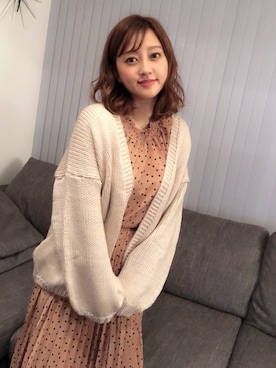 「MICOAMERI（ミコアメリ）のアイテム（トップス）」を使った、菊地亜美さん（レディース・165cm）の秋コーディネート