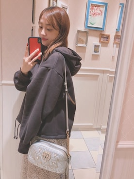 「titivate（ティティベイト）のアイテム（パーカー）」を使った、菊地亜美さん（レディース・165cm）の秋コーディネート