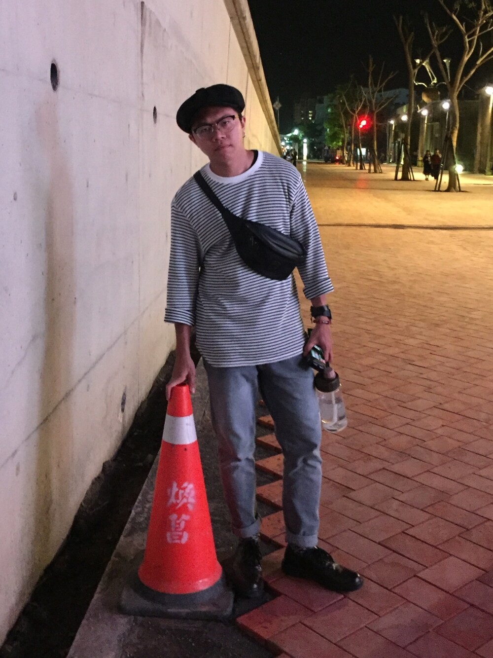 「live warehouse」｜「GUのアイテム（Tシャツ/カットソー、ホワイト系）」を使った、CHLeeさん（メンズ・165cm）の秋コーディネートの1枚目の写真