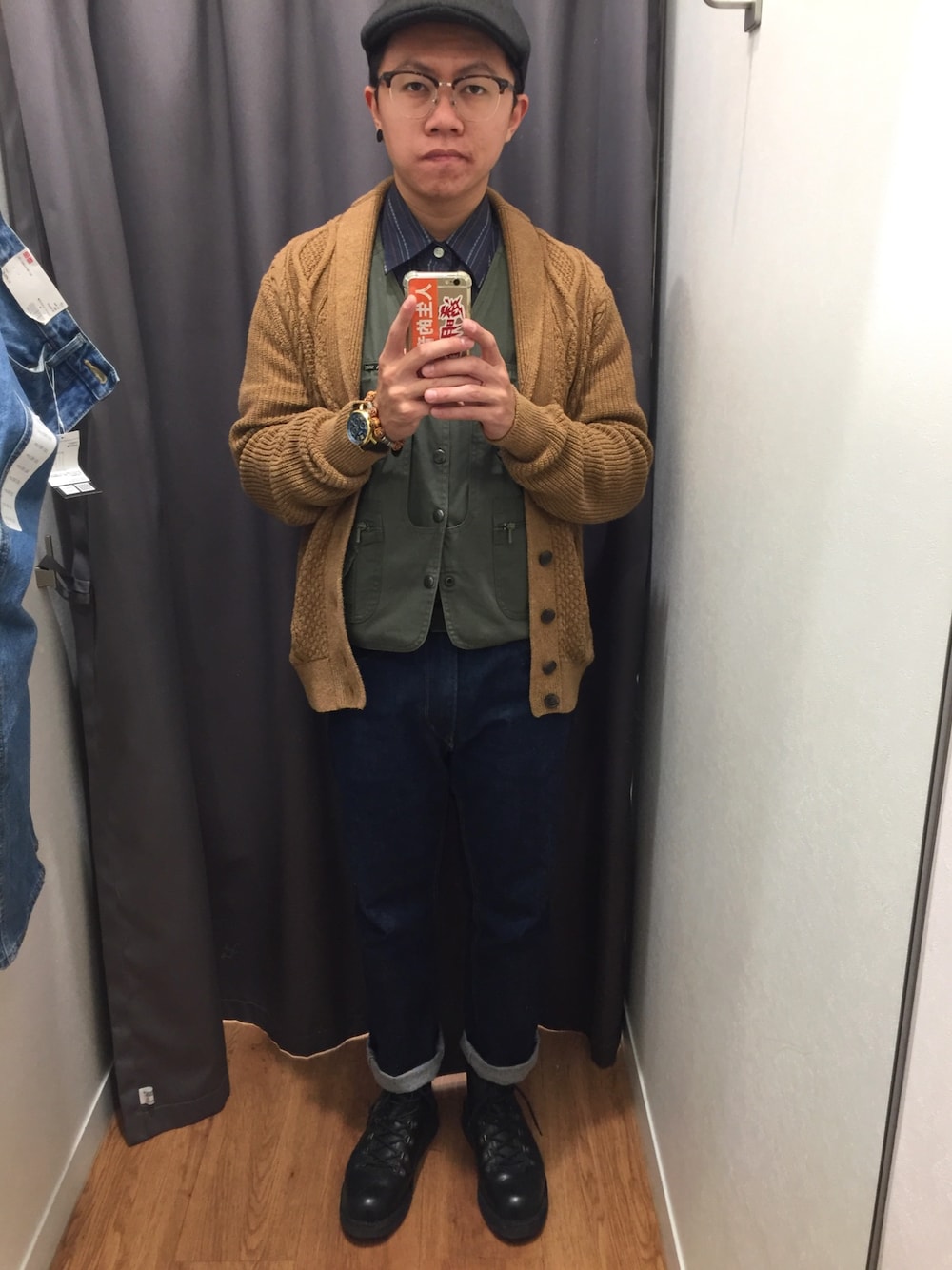 「更衣室」｜「GAPのアイテム（ノーカラージャケット、オレンジ系）」を使った、CHLeeさん（メンズ・165cm）の冬コーディネートの1枚目の写真