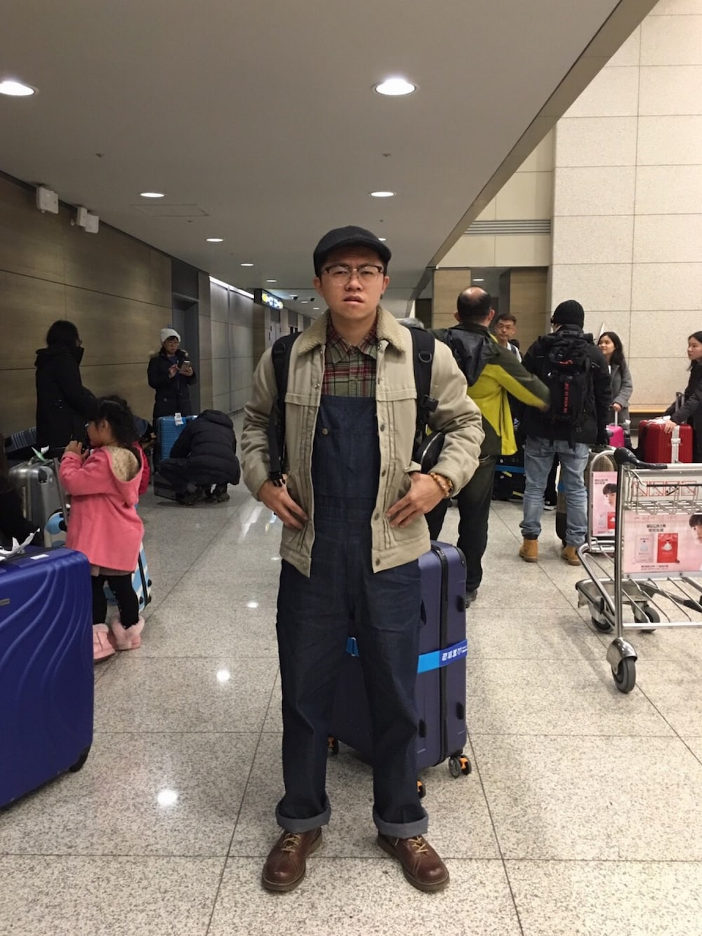 「仁川国際空港」｜「Dickiesのアイテム（サロペット/オーバーオール、ブルー系）」を使った、CHLeeさん（メンズ・165cm）の冬コーディネートの1枚目の写真