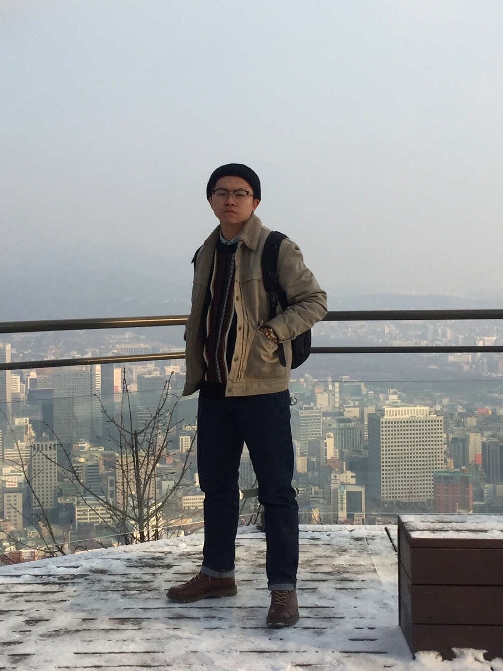 「首爾塔」｜「Levi'sのアイテム（デニムジャケット、ブラウン系）」を使った、CHLeeさん（メンズ・165cm）の冬コーディネートの1枚目の写真