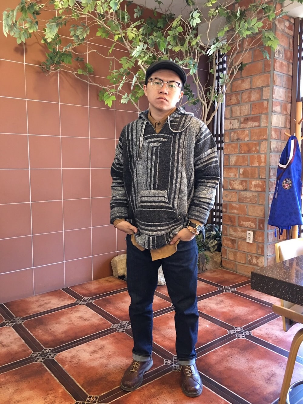 「墨西哥罩衫」｜「古著のアイテム（パーカー、ブラック系）」を使った、CHLeeさん（メンズ・165cm）の冬コーディネートの1枚目の写真