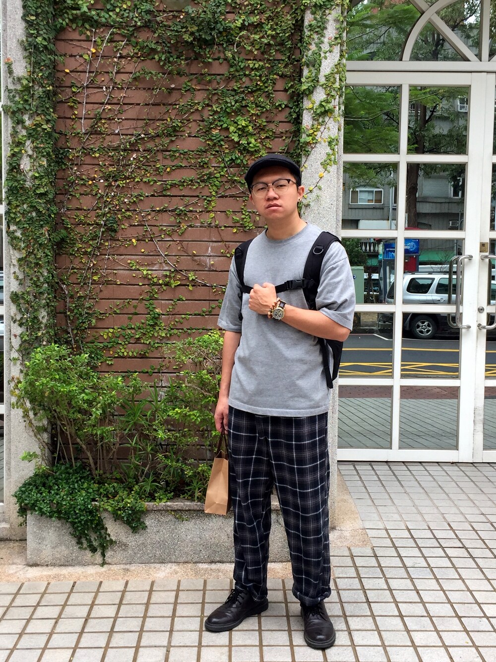 「TOMMY HILFIGERのアイテム（チノパンツ、ブラック系）」を使った、CHLeeさん（メンズ・165cm）の冬コーディネートの1枚目の写真