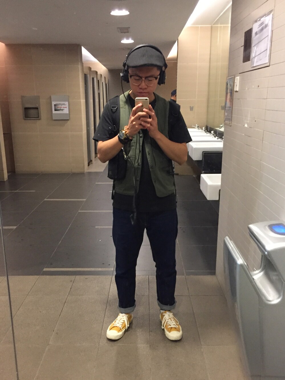 「Penang airport」｜「EXCELSIORのアイテム（その他シューズ、イエロー系）」を使った、CHLeeさん（メンズ・165cm）の春コーディネートの1枚目の写真
