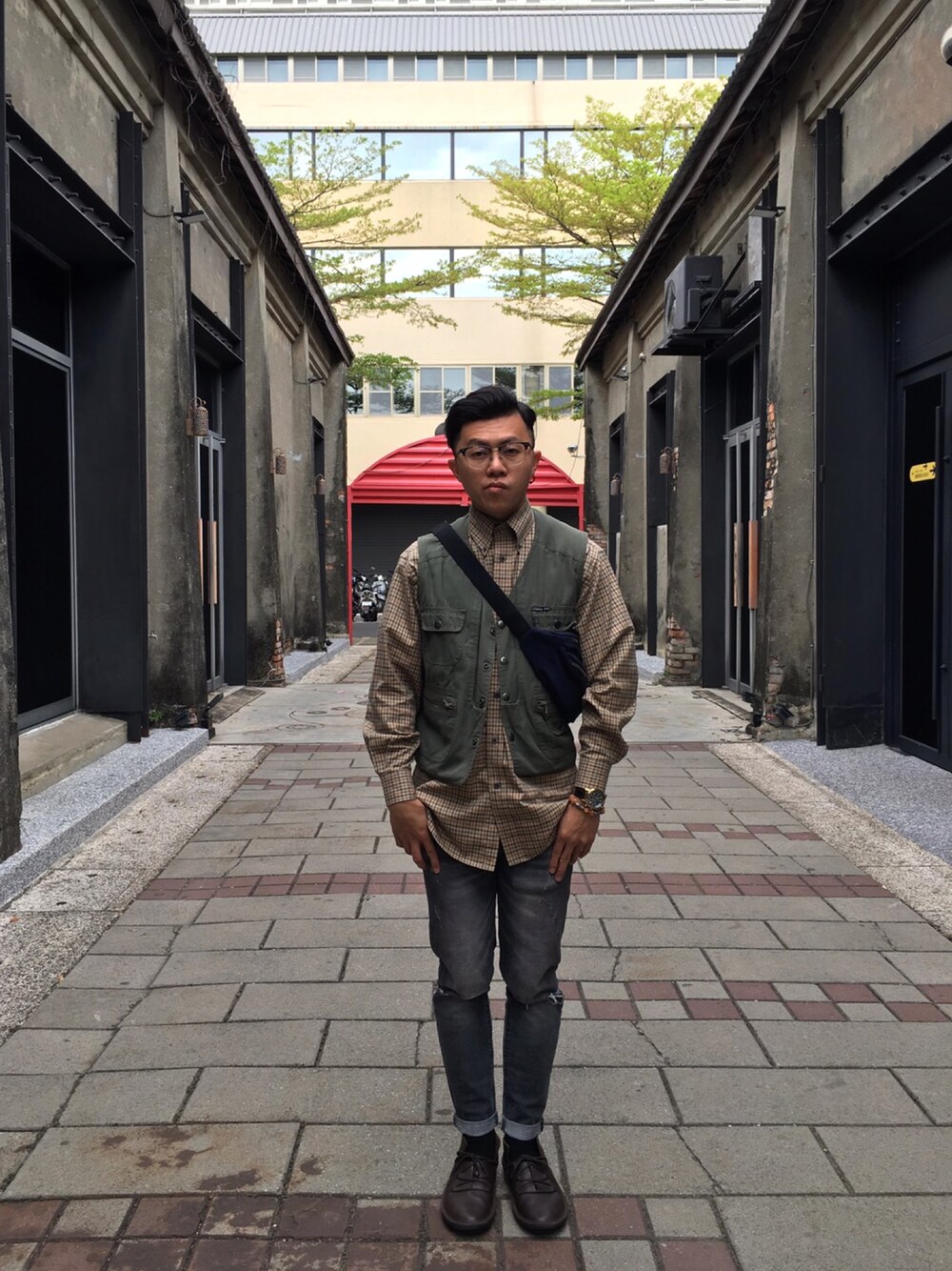 「DAKSのアイテム（シャツ/ブラウス、ブラウン系）」を使った、CHLeeさん（メンズ・165cm）の春コーディネートの1枚目の写真