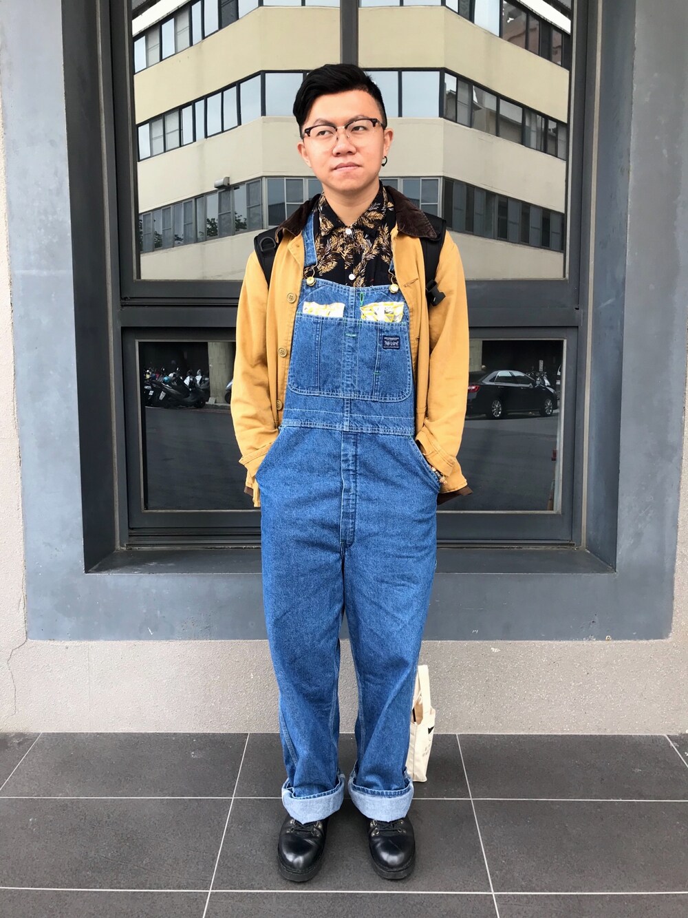 「駁二」｜「Levi'sのアイテム（サロペット/オーバーオール、ブルー系）」を使った、CHLeeさん（メンズ・165cm）の春コーディネートの1枚目の写真