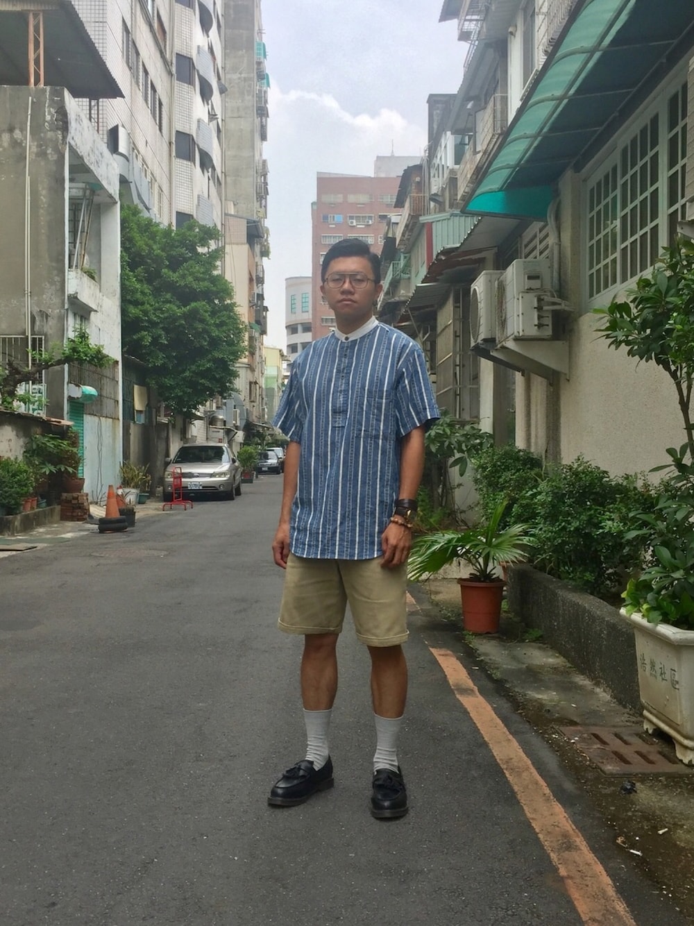 「巷子」｜「古著のアイテム（シャツ/ブラウス、ブルー系）」を使った、CHLeeさん（メンズ・165cm）の秋コーディネートの1枚目の写真