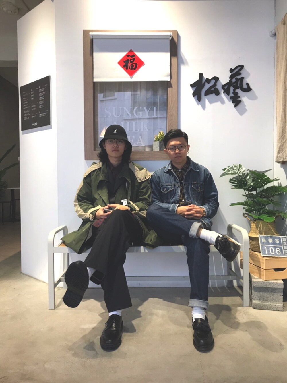 「BLUE WAYのアイテム（デニムジャケット、ブルー系）」を使った、CHLeeさん（メンズ・165cm）の冬コーディネートの1枚目の写真