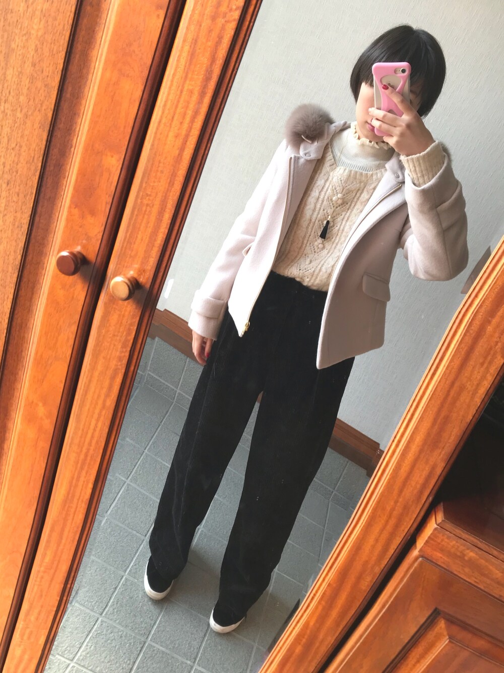 ブラック系のその他パンツ、ブラック系のスニーカー、ピンク系のその他アウターを着用したレディースの冬コーディネートの1枚目の写真