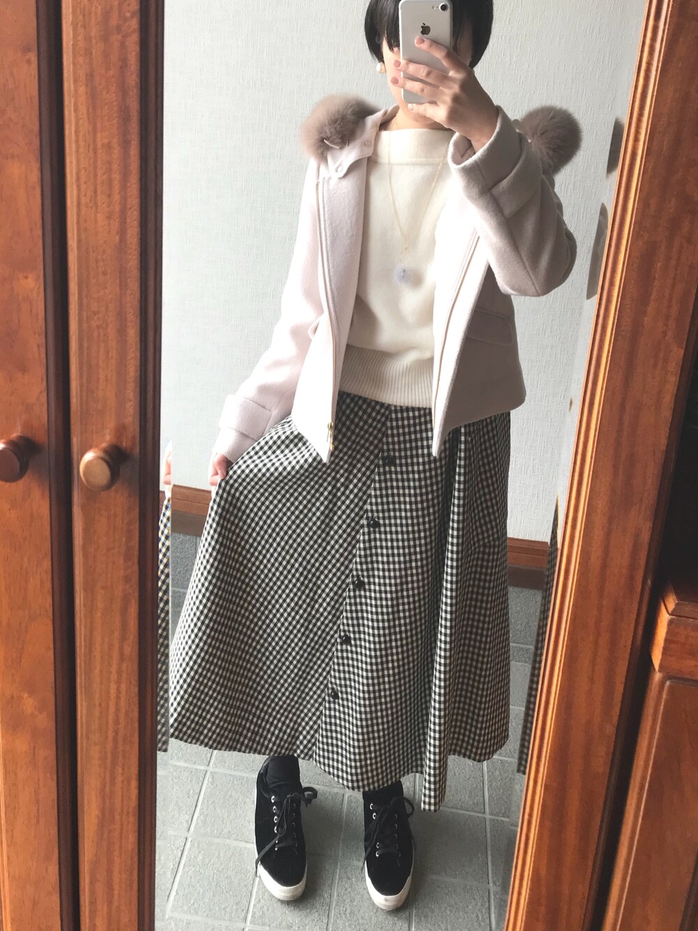 その他のスカート、ピンク系のその他アウター、ホワイト系のニット/セーターを着用したレディースの冬コーディネートの1枚目の写真
