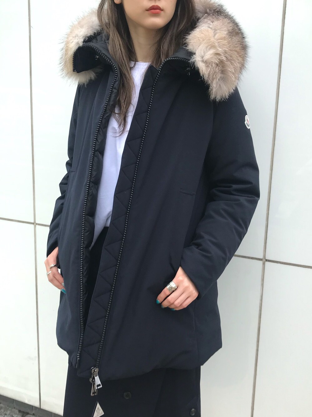 「ダウンジャケット、カジュアル、シンプル、冬コーデ、スカートスタイル、MONCLER、outfit、オトナカジュアル、オトナ女子、B'2nd」｜「MONCLERのアイテム（ダウンジャケット/コート、ブラック系）」を使った、4onさん（レディース・168cm）の夏コーディネートの1枚目の写真