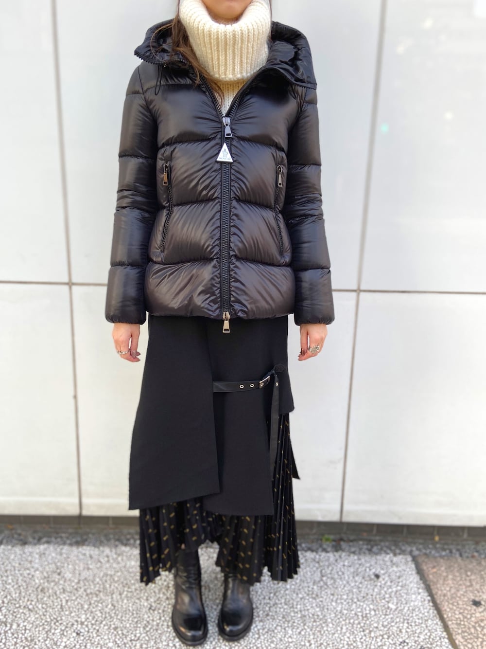 Moncler 黒 ニットセーター デートコーデモンクレール Moncler 黒 ニットセーター デートコーデモンクレール