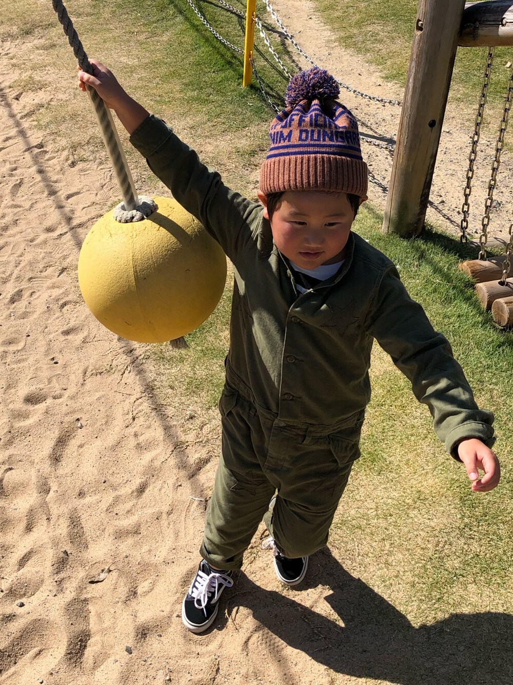 「キッズコーデ、おしゃれさんと繋がりたい、おとこのこ、シンプルコーデ、つなぎ、公園スタイル、6歳」｜「DENIM DUNGAREEのアイテム（つなぎ/オールインワン、グリーン系）」を使った、muuuさん（キッズ・120cm）の秋コーディネートの1枚目の写真