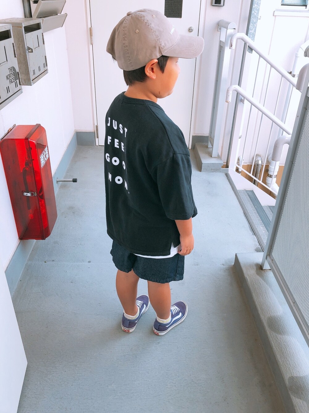 ブラック系のTシャツ/カットソー、ブルー系のその他パンツ、パープル系のスニーカーを着用したキッズの夏コーディネートの1枚目の写真