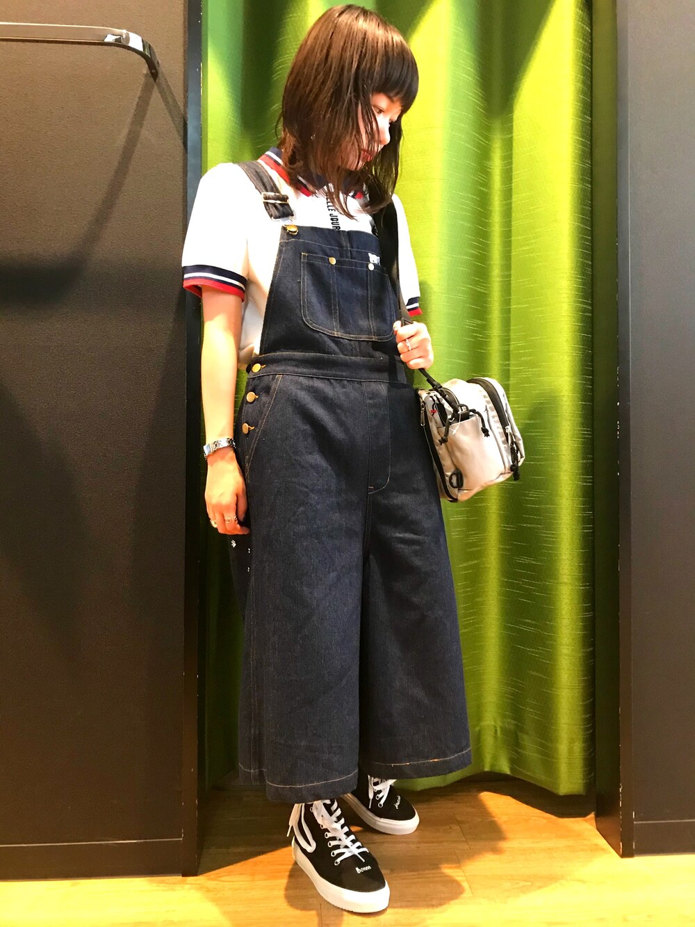 「スニーカー、カジュアル、サロペット、低身長、デニムサロペット、コビニャー、Rydia」｜「Rydiaのベルジュルネ衿付きトップス（Tシャツ/カットソー、ホワイト系）」を使った、やまとさん（レディース・153cm）の夏コーディネートの1枚目の写真