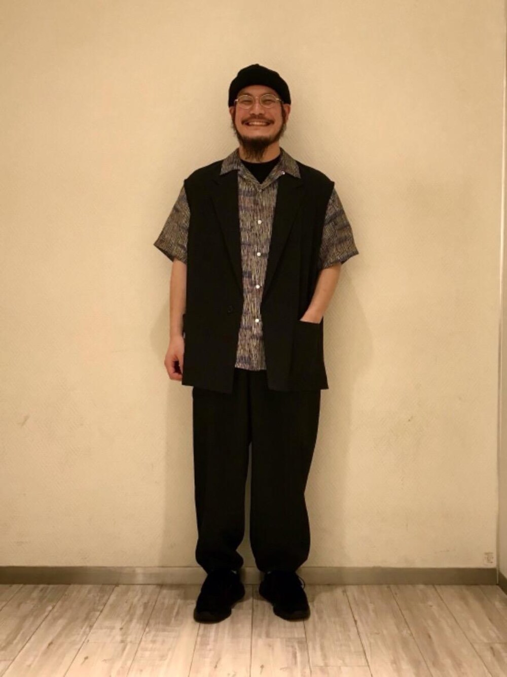 「トレンド、モード、RECOMMEND  ITEM STYLING、SUMMER SHIRTS STYLE、WIDE SILHOUETTE STYLE」｜「RACALの＜Racal（ラカル）＞ ROLL KNIT CAP/ニットキャップ（ニットキャップ/ビーニー、ブラック系）」を使った、山本　一輝さん（メンズ・163cm）の春コーディネートの1枚目の写真