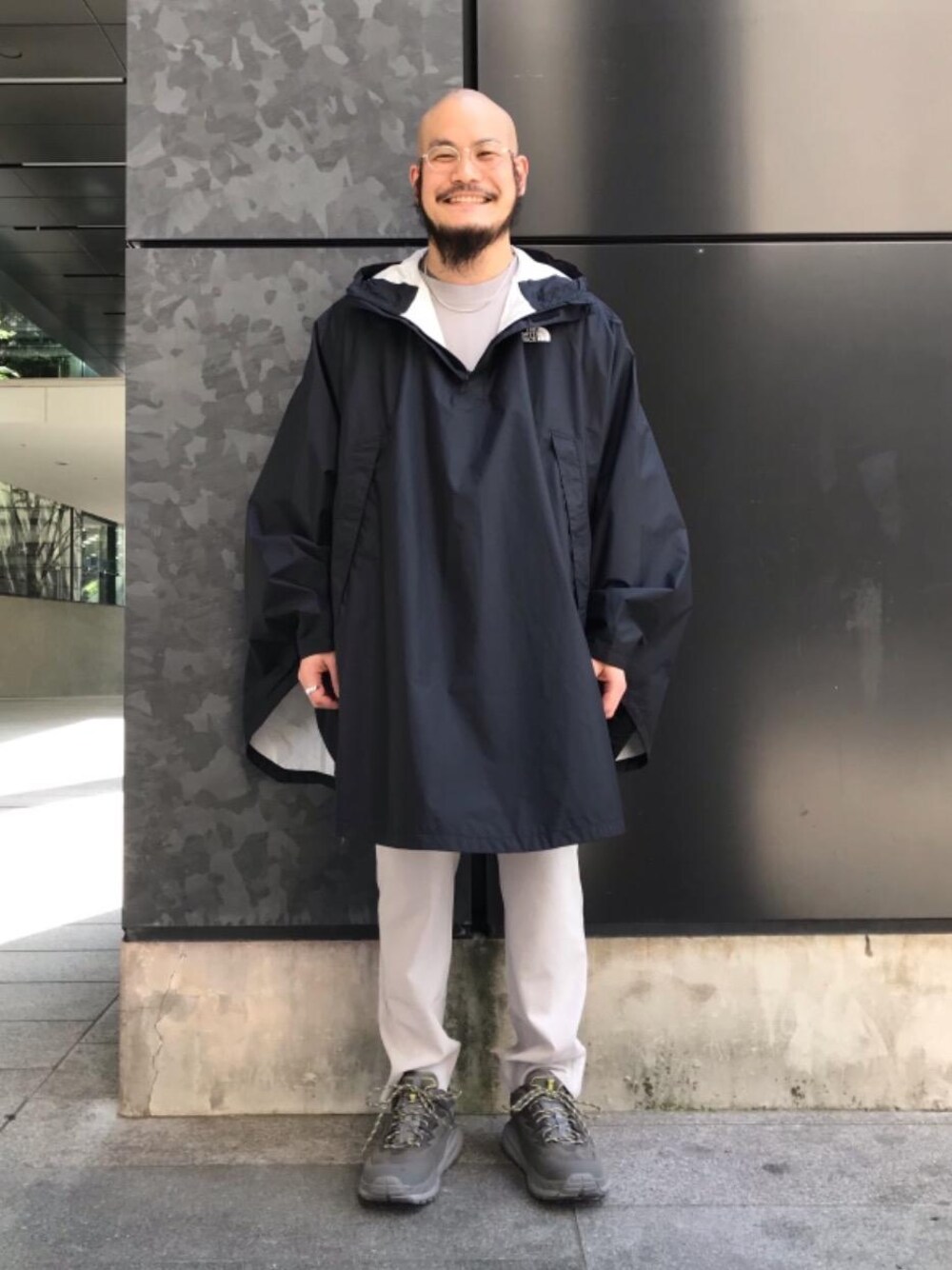 グレー系のスニーカー、グリーン系のTシャツ/カットソー、グレー系のTシャツ/カットソーを着用したメンズの春コーディネートの1枚目の写真