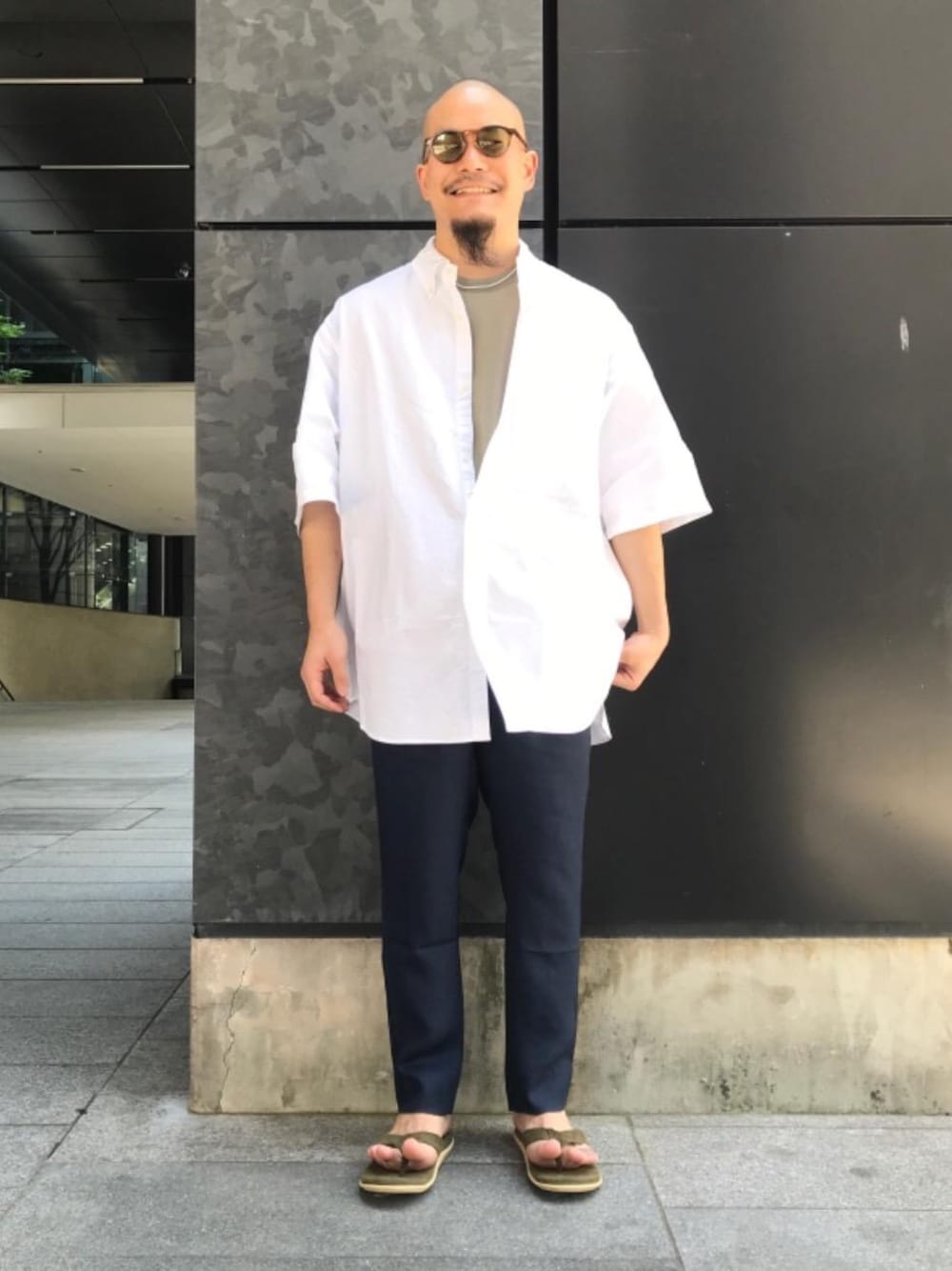 グリーン系のサンダル、ベージュ系のTシャツ/カットソー、ホワイト系のシャツ/ブラウスを着用したメンズの夏コーディネートの1枚目の写真