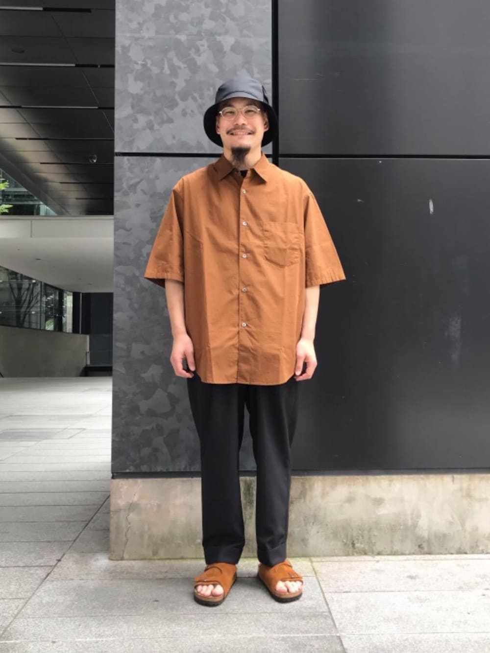 「リラックス、モード、RECOMMEND  ITEM STYLING、SUMMER SHIRTS STYLE、WIDE SILHOUETTE STYLE」｜「HANESの【別注】 ＜Hanes（ヘインズ）＞ BEEFY-T/ビーフィー Tシャツ ◇ ：（Tシャツ/カットソー、ブラック系）」を使った、山本　一輝さん（メンズ・163cm）の夏コーディネートの1枚目の写真