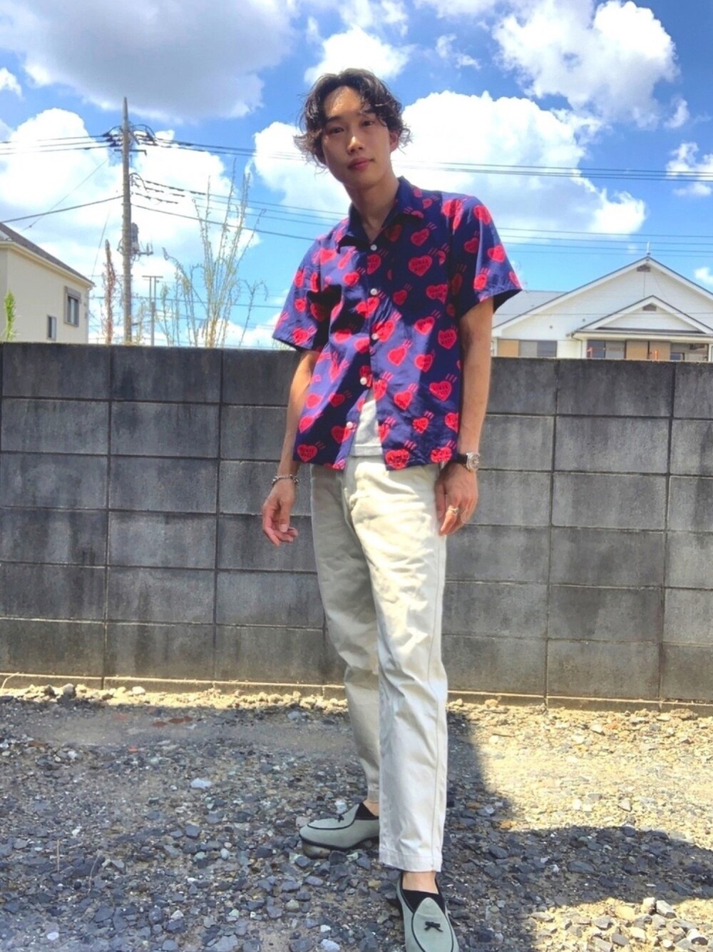 「夏コーデ、柄シャツ、爽やかコーデ、united arrows、HUMAN MADE、URBAN RESEARCH、白パンツ、足長効果、リラックススタイル、おしゃれさんと繋がりたい」｜「HUMAN MADEのアイテム（シャツ/ブラウス、ブルー系）」を使った、おしぼりくんさん（メンズ・178cm）の夏コーディネートの1枚目の写真