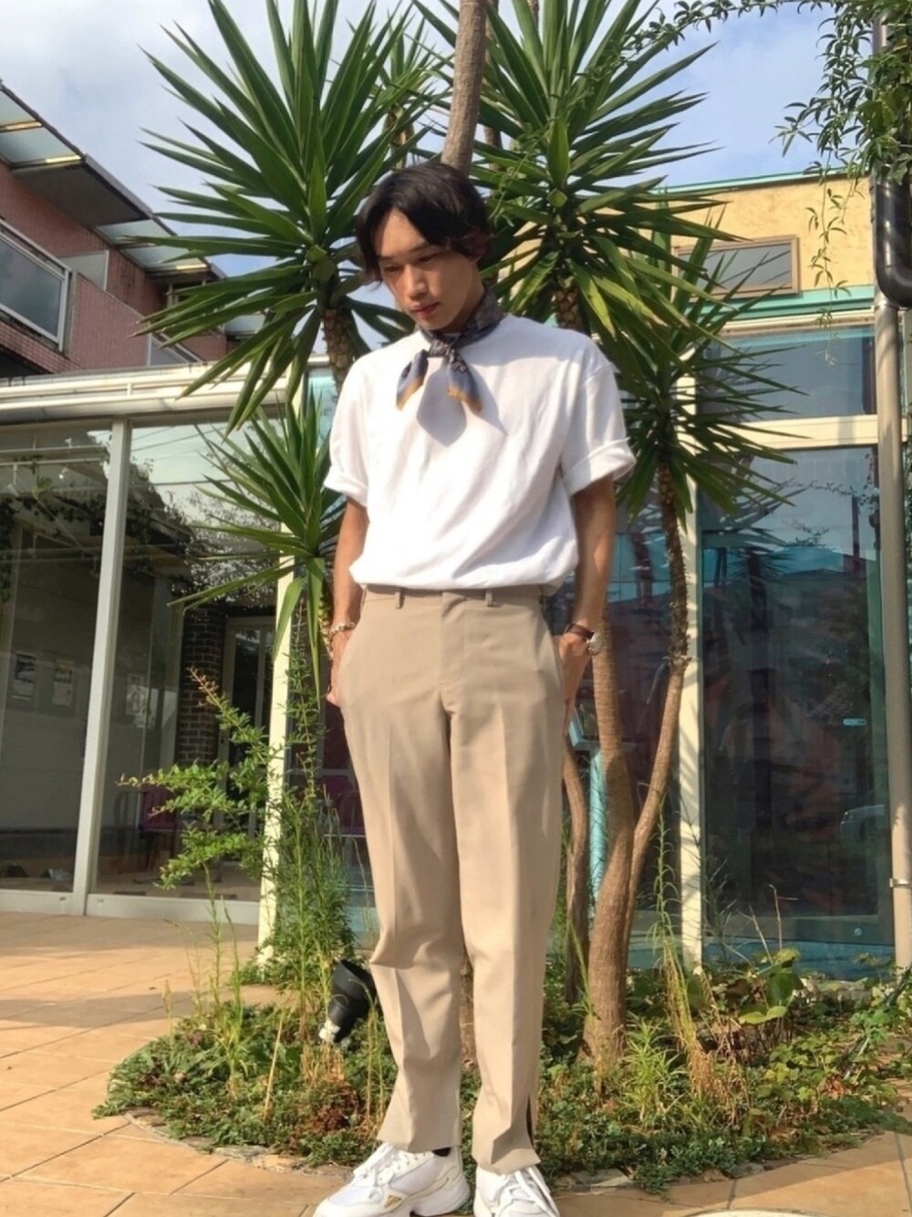 「タックイン、ストール、無地T、プチプラ、UNIQLO、ユナイテッドアローズ＆サンズ、アディダス、お洒落さんとつながりたい、シンプルコーデ、スカーフ」｜「UNIQLOのアイテム（ストール/ショール、ブルー系）」を使った、おしぼりくんさん（メンズ・178cm）の秋コーディネートの1枚目の写真