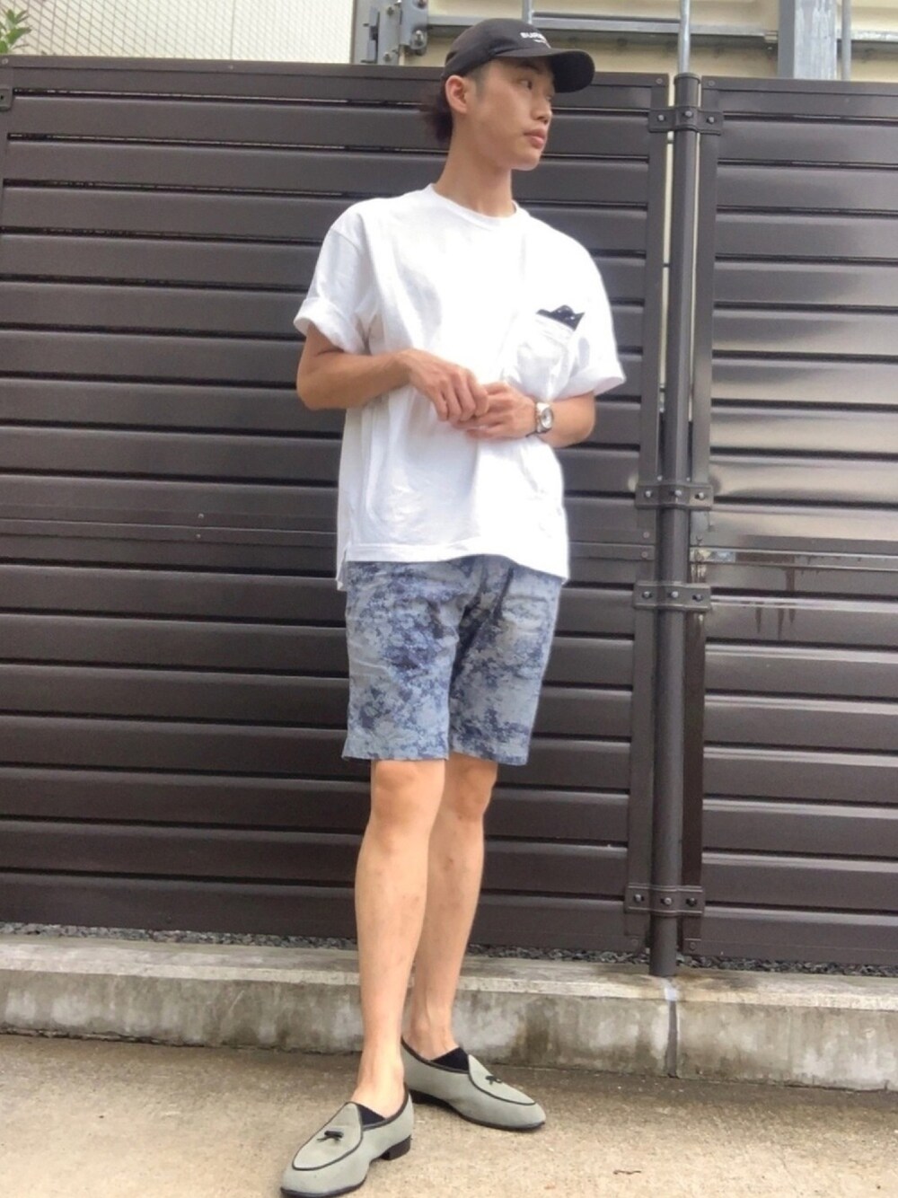 「おしゃれさんと繋がりたい、大人カジュアル、UNIQLO、Paul Smith、united arrows、ベルジャンシューズ、burberry、キャップ、ショーツ、スカーフ」｜「UNIQLOのオーバーサイズクルーネックT（半袖）（Tシャツ/カットソー、ホワイト系）」を使った、おしぼりくんさん（メンズ・178cm）の秋コーディネートの1枚目の写真