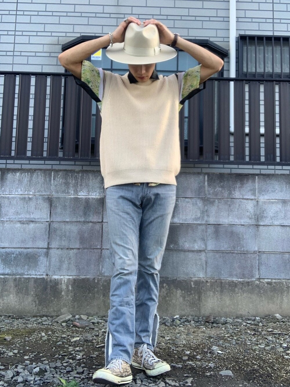 「おしゃれさんと繋がりたい、ファッションの力を信じよう、グランジコーデ、キレイめ、UNIQLO、converse、Levi's、KAKOI_TOKYO、デニム、ジャンルレス」｜「UNIQLOのオーバーサイズクルーネックベスト（ニット/セーター、ベージュ系）」を使った、おしぼりくんさん（メンズ・178cm）の秋コーディネートの1枚目の写真