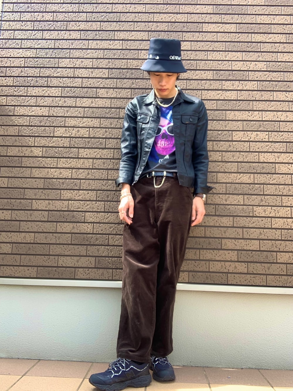 「秋服、お洒落さんとつながりたい、ストリートコーデ、off white、UNIQLO、New Balance、コーデュロイ、ブラックコーデ、バケットハット、カートコバーン」｜「off whiteのアイテム（ハット、ブラック系）」を使った、おしぼりくんさん（メンズ・178cm）の秋コーディネートの1枚目の写真