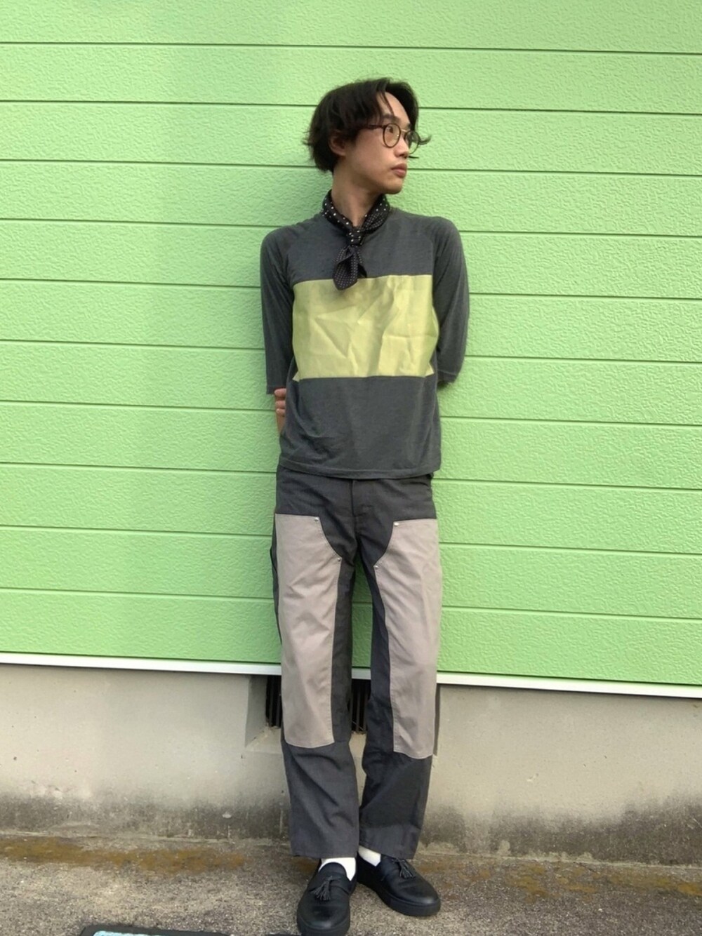「ネオンカラー、united arrows、UNITED ARROWS & SONS、ciaopanic、isness、ユニクロ、大人カジュアル、スラックス、スカーフ、メガネ男子」｜「is-nessのアイテム（メガネ、ブラウン系）」を使った、おしぼりくんさん（メンズ・178cm）の秋コーディネートの1枚目の写真