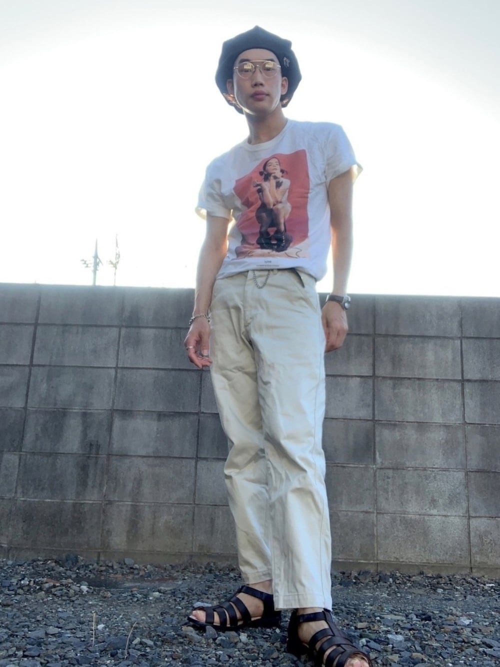 「グルカサンダル、ホワイトコーデ、GU、journal standard、URBAN RESEARCH、THOMBROWNE、おしゃれさんと繋がりたい、プリントT、ベレー帽、メガネ男子」｜「STUDIO SEVENのアイテム（帽子、ブラック系）」を使った、おしぼりくんさん（メンズ・178cm）の秋コーディネートの1枚目の写真