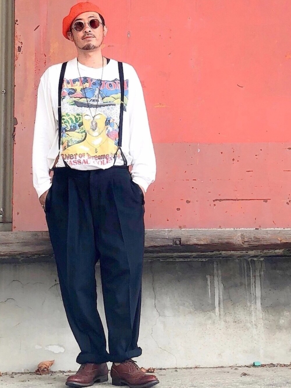 「ヴィンテージ、古着、ベレー帽、丸メガネ、ツアーT、スラックス、サスペンダー、ドレスシューズ、フローシャイム」｜「THE H.W. DOG & CO. のアイテム（ハンチング/ベレー帽、オレンジ系）」を使った、D@POさん（メンズ・180cm）の夏コーディネートの1枚目の写真