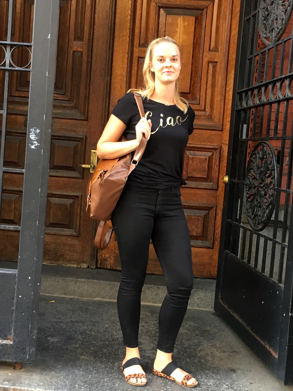 「gold、ciao、tshirt、black」｜「Targetのアイテム（サンダル、ブラウン系）」を使った、Tausha Rae Taylorさん（レディース・178cm）の秋コーディネートの1枚目の写真