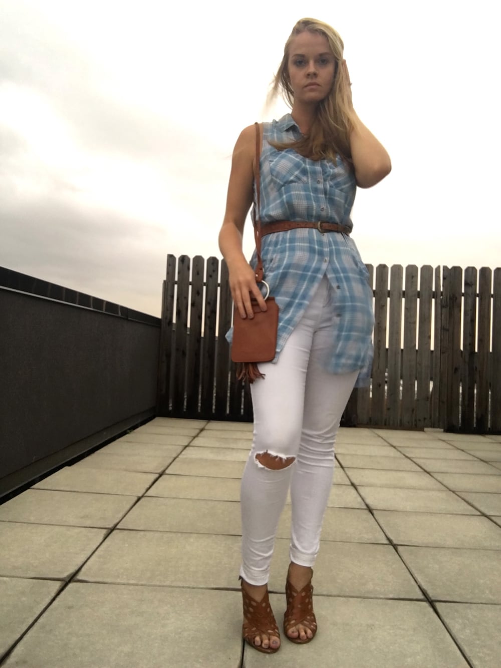 「VINTAGE、plaid、tunic、whitejeans」｜「AKIRANAKAのアイテム（デニムパンツ、ホワイト系）」を使った、Tausha Rae Taylorさん（レディース・178cm）の秋コーディネートの1枚目の写真