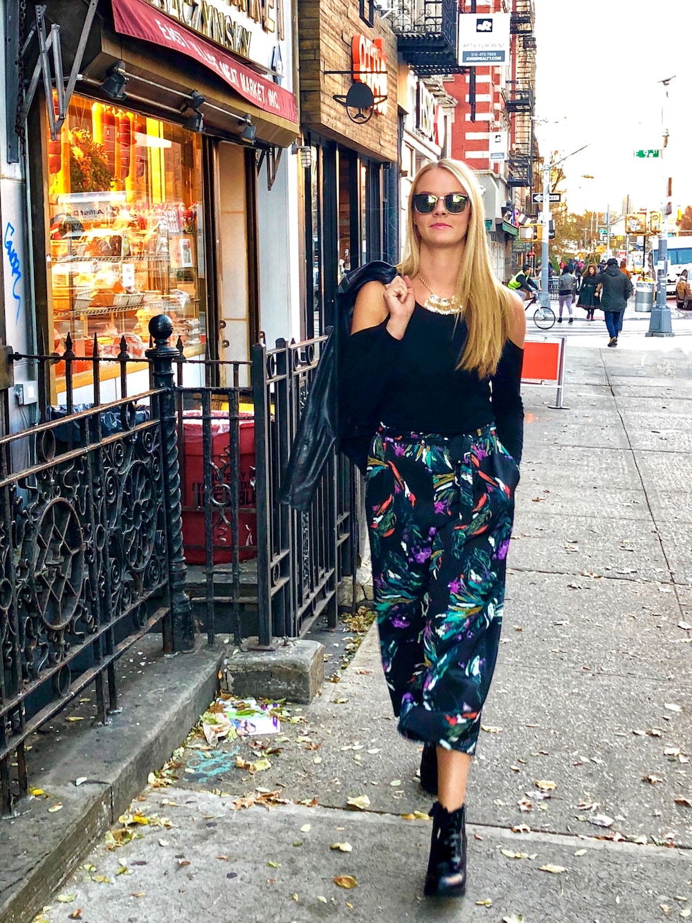「winterchic、streetstyle、NYC、Manhattan」｜「CATHERINE MALANdRINOのアイテム（スラックス、ブラック系）」を使った、Tausha Rae Taylorさん（レディース・178cm）の秋コーディネートの1枚目の写真