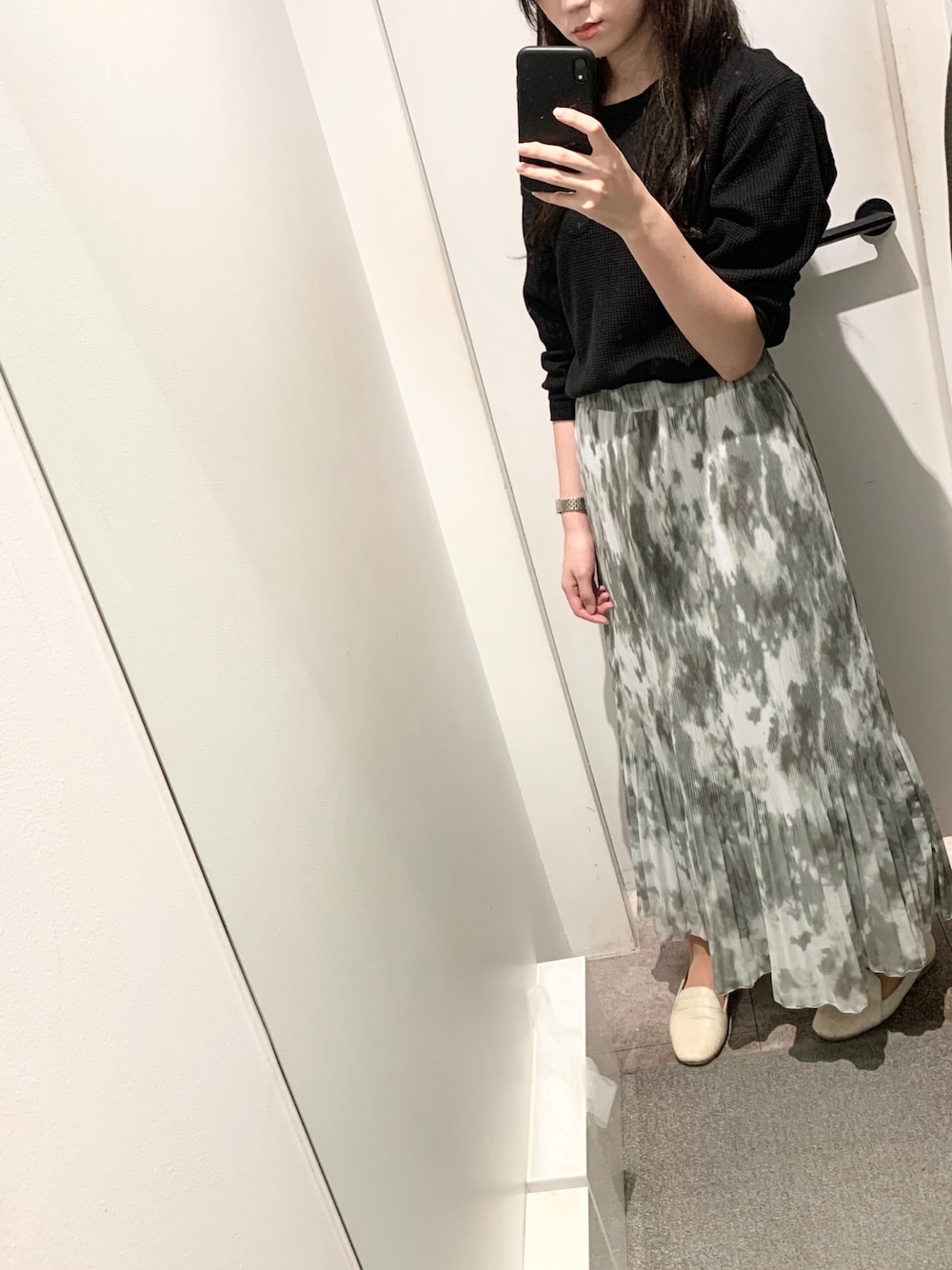 「シンプルコーデ、大人カジュアル、リラックススタイル、楽チンコーデ、UNIQLO、ブラック、大人コーデ、春、ワッフルニット、ロングスカート」｜「Naturalizer   のナチュラライザー/EMILINE/フラットシューズ（ドレスシューズ、ブルー系）」を使った、mgmさん（レディース・162cm）の春コーディネートの1枚目の写真